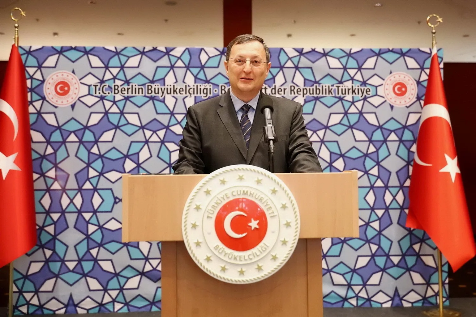Büyükelçi Turan`dan başarılı öğrencilere ödül