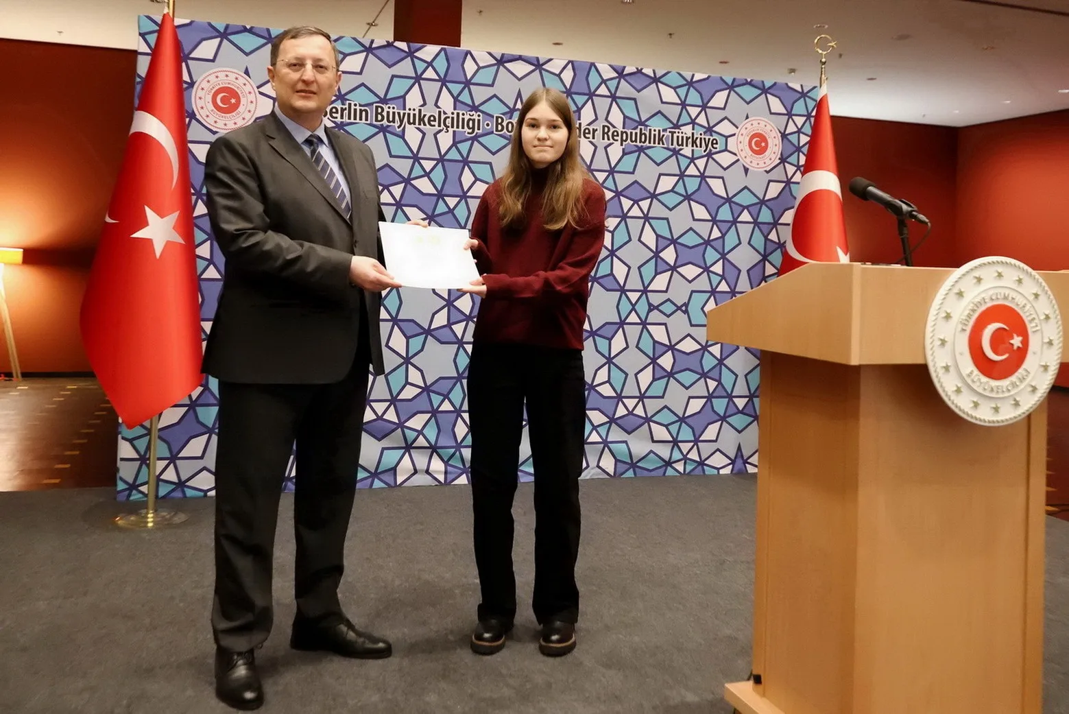 Büyükelçi Turan`dan başarılı öğrencilere ödül