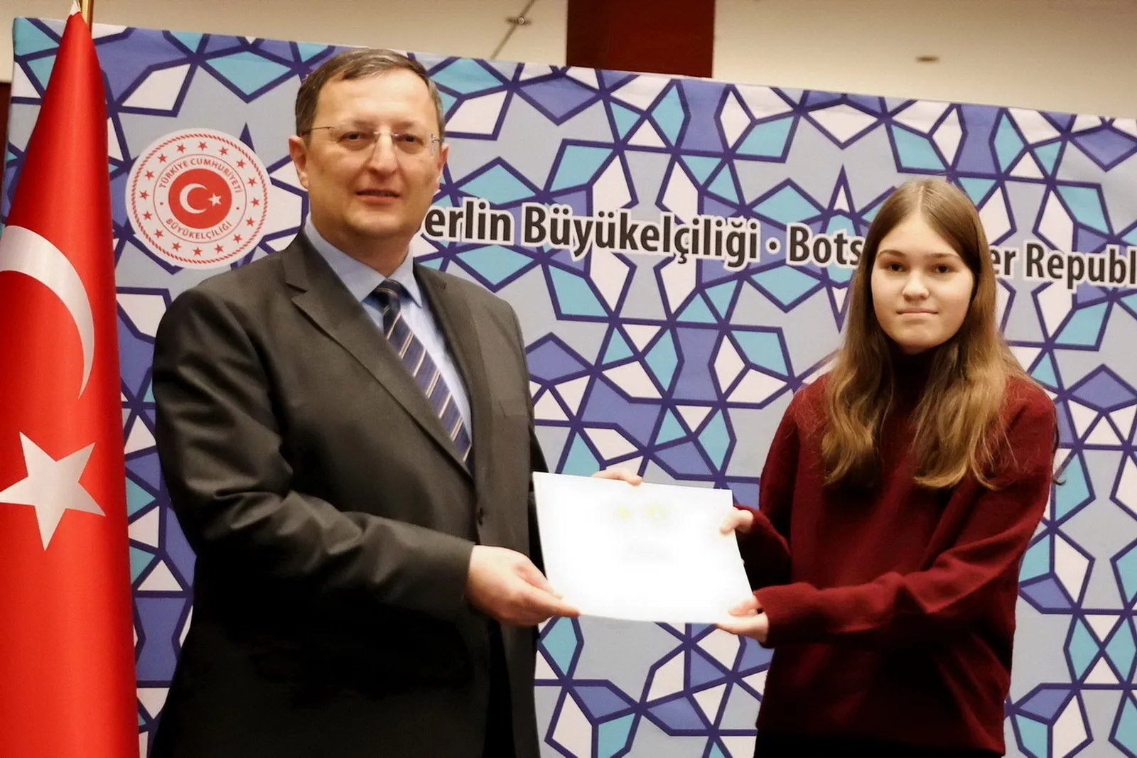 Büyükelçi Turan`dan başarılı öğrencilere ödül