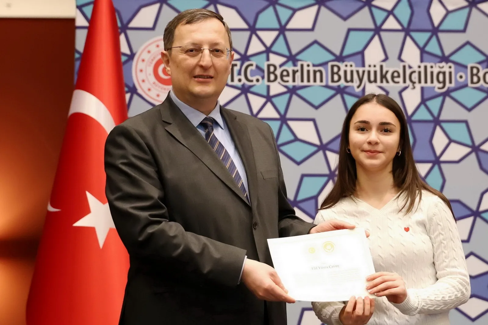 Büyükelçi Turan`dan başarılı öğrencilere ödül