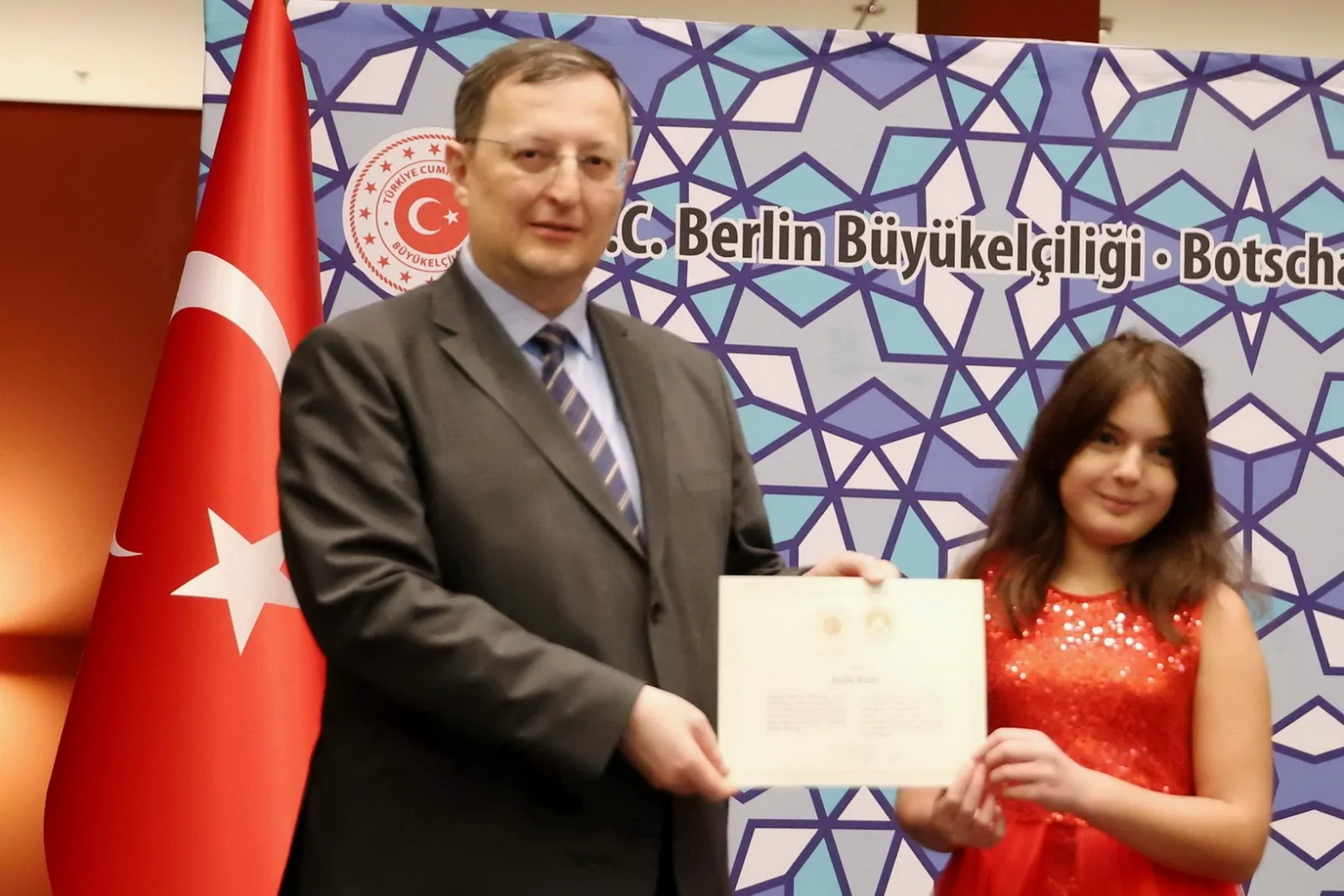Büyükelçi Turan`dan başarılı öğrencilere ödül