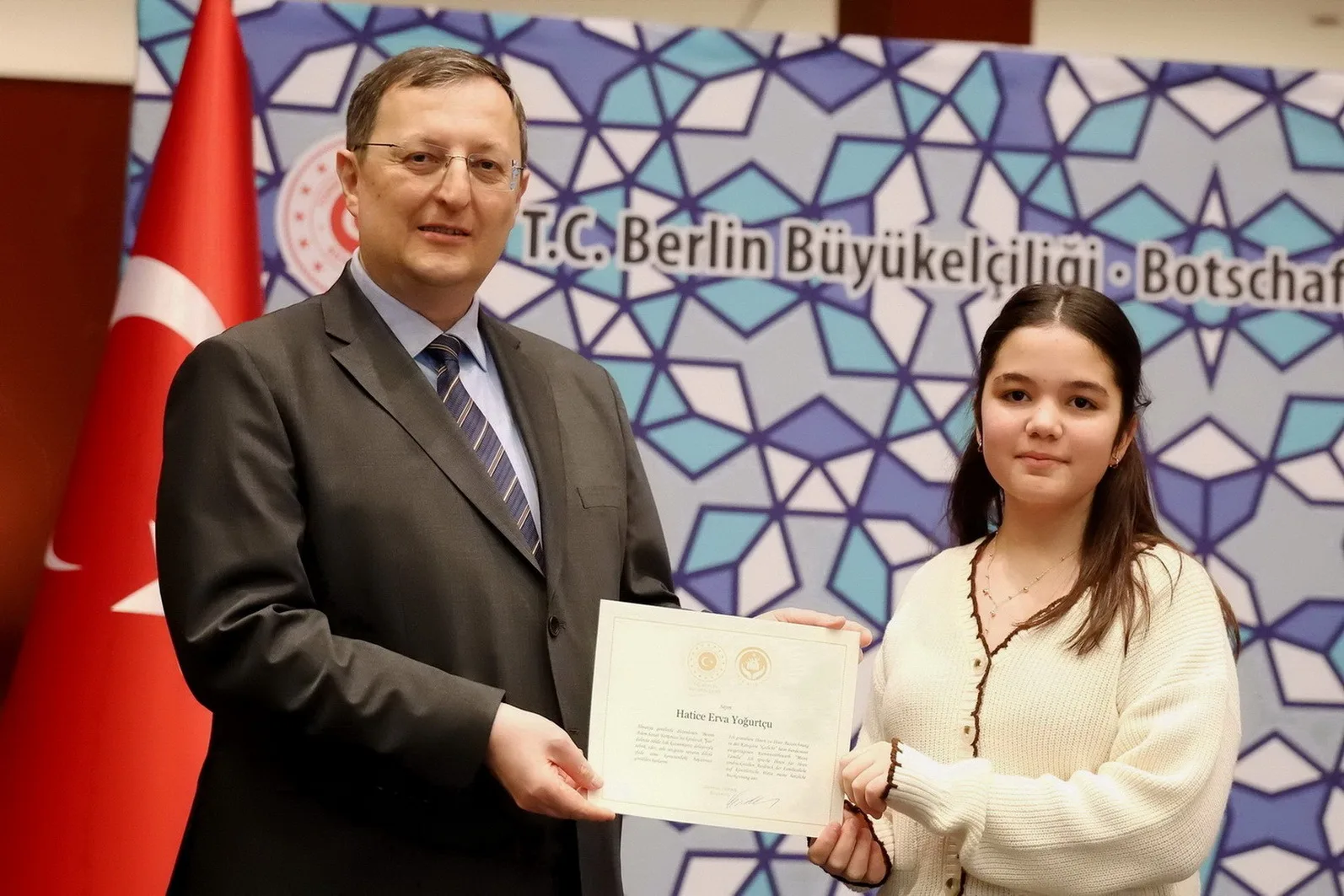 Büyükelçi Turan`dan başarılı öğrencilere ödül
