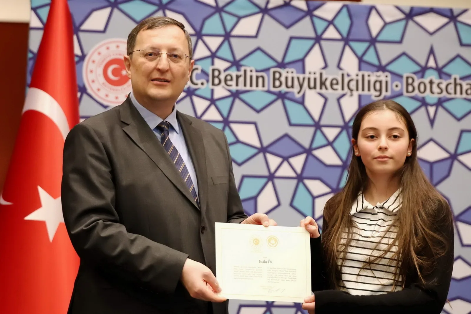 Büyükelçi Turan`dan başarılı öğrencilere ödül
