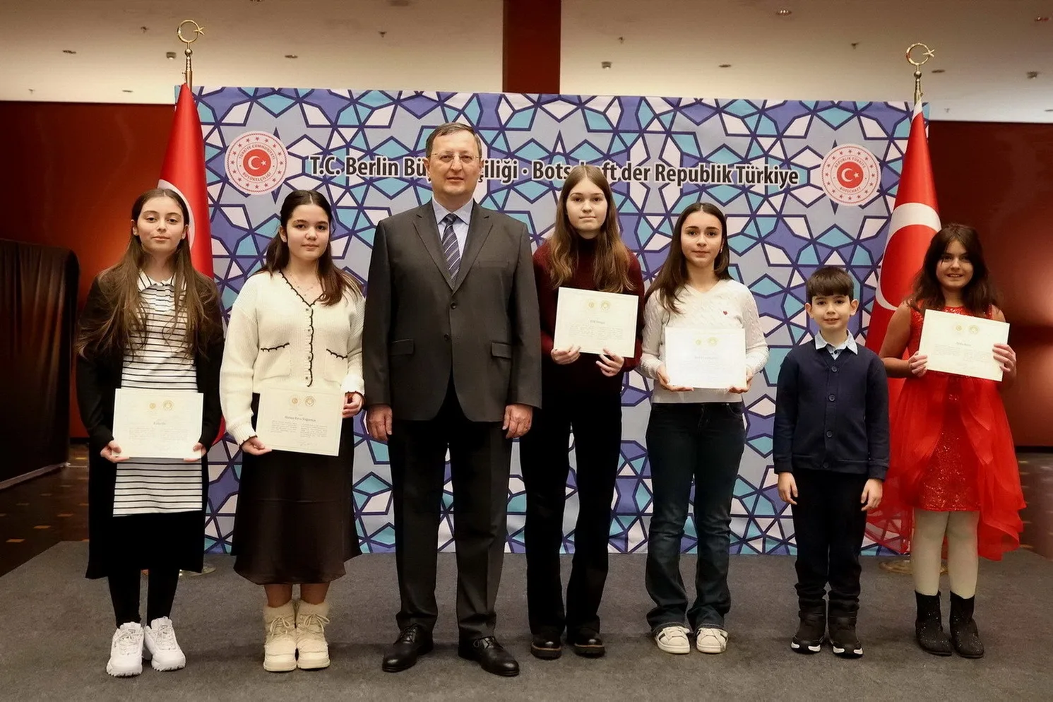 Büyükelçi Turan`dan başarılı öğrencilere ödül