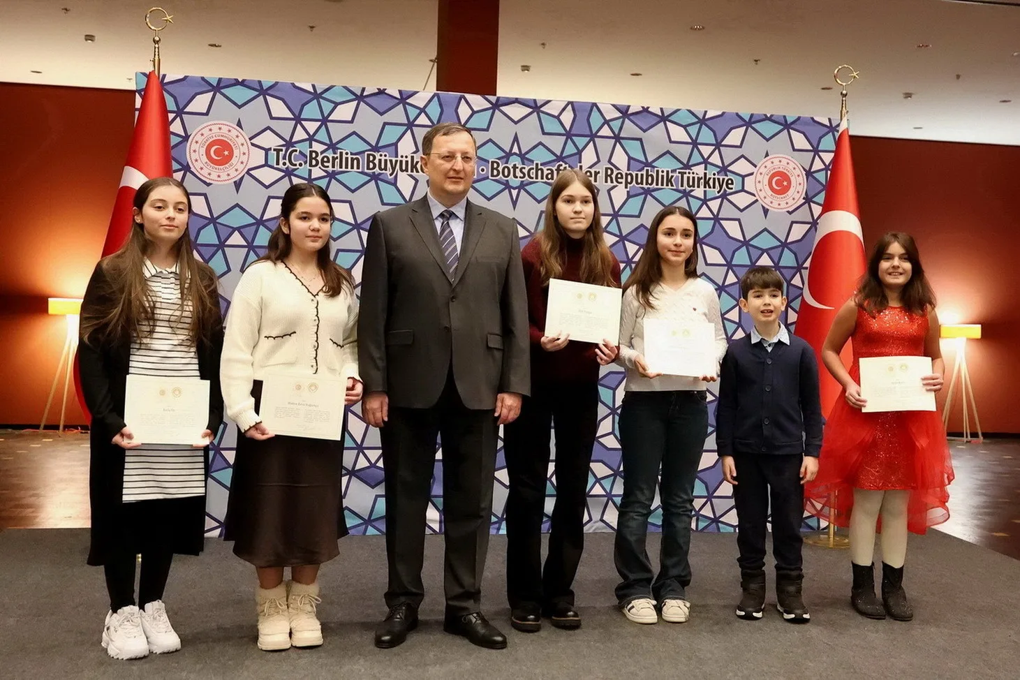 Büyükelçi Turan`dan başarılı öğrencilere ödül