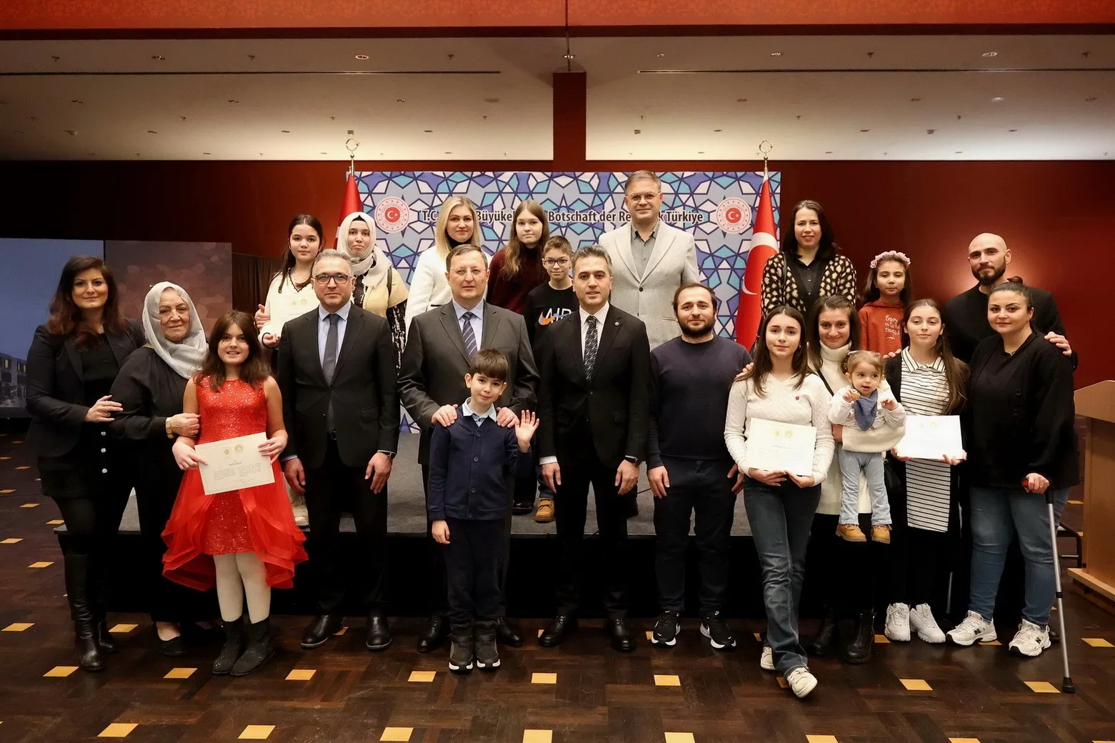 Büyükelçi Turan`dan başarılı öğrencilere ödül