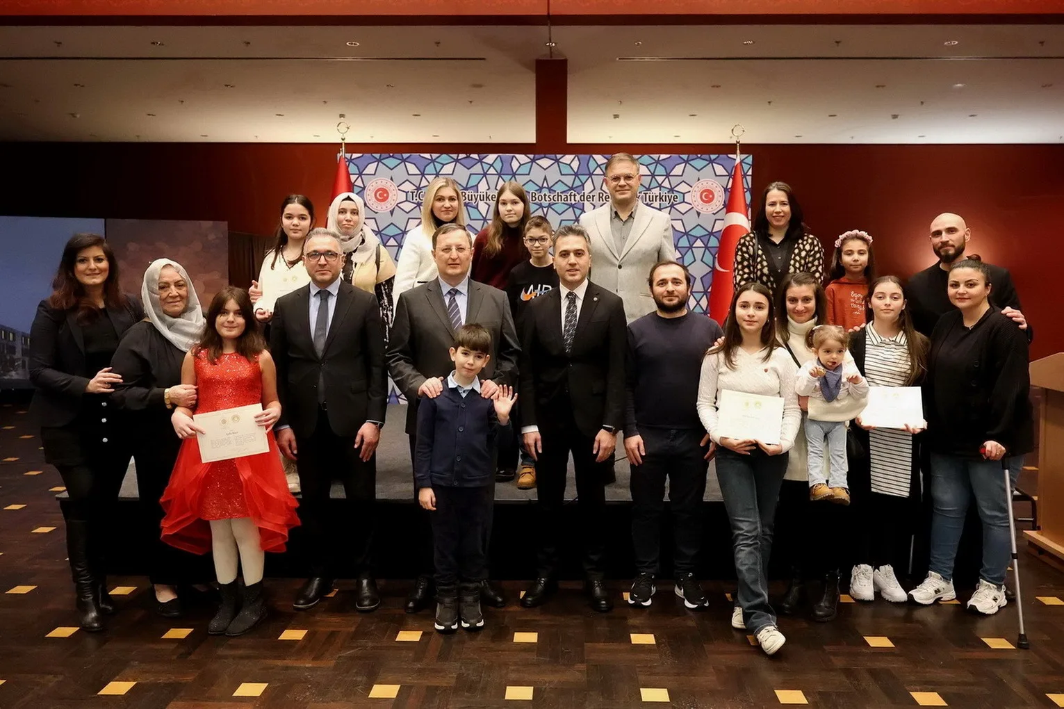 Büyükelçi Turan`dan başarılı öğrencilere ödül