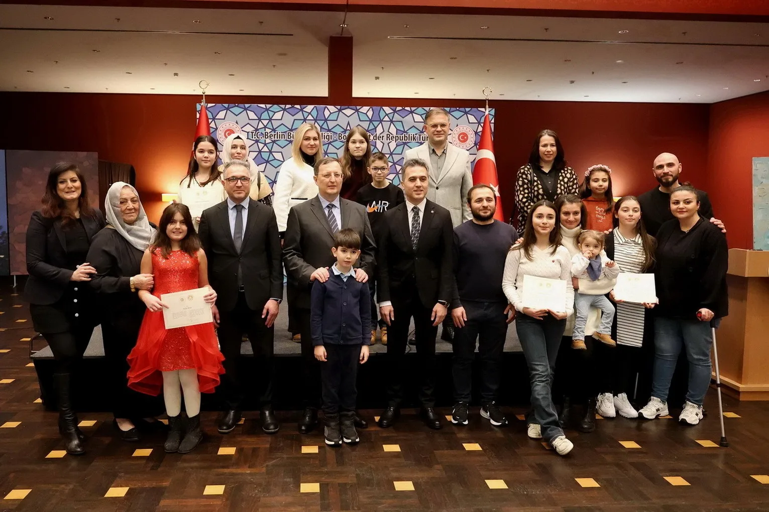 Büyükelçi Turan`dan başarılı öğrencilere ödül