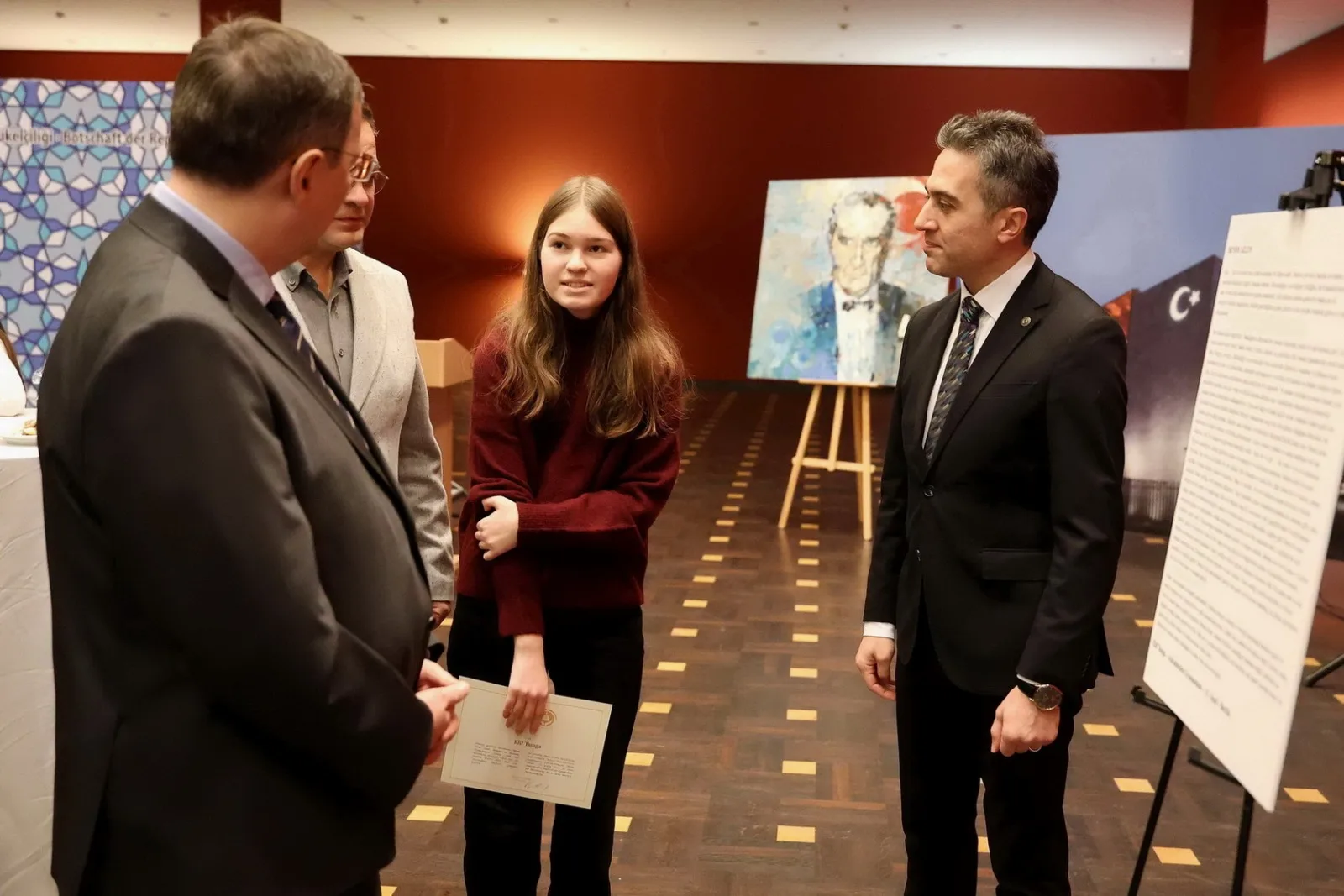 Büyükelçi Turan`dan başarılı öğrencilere ödül