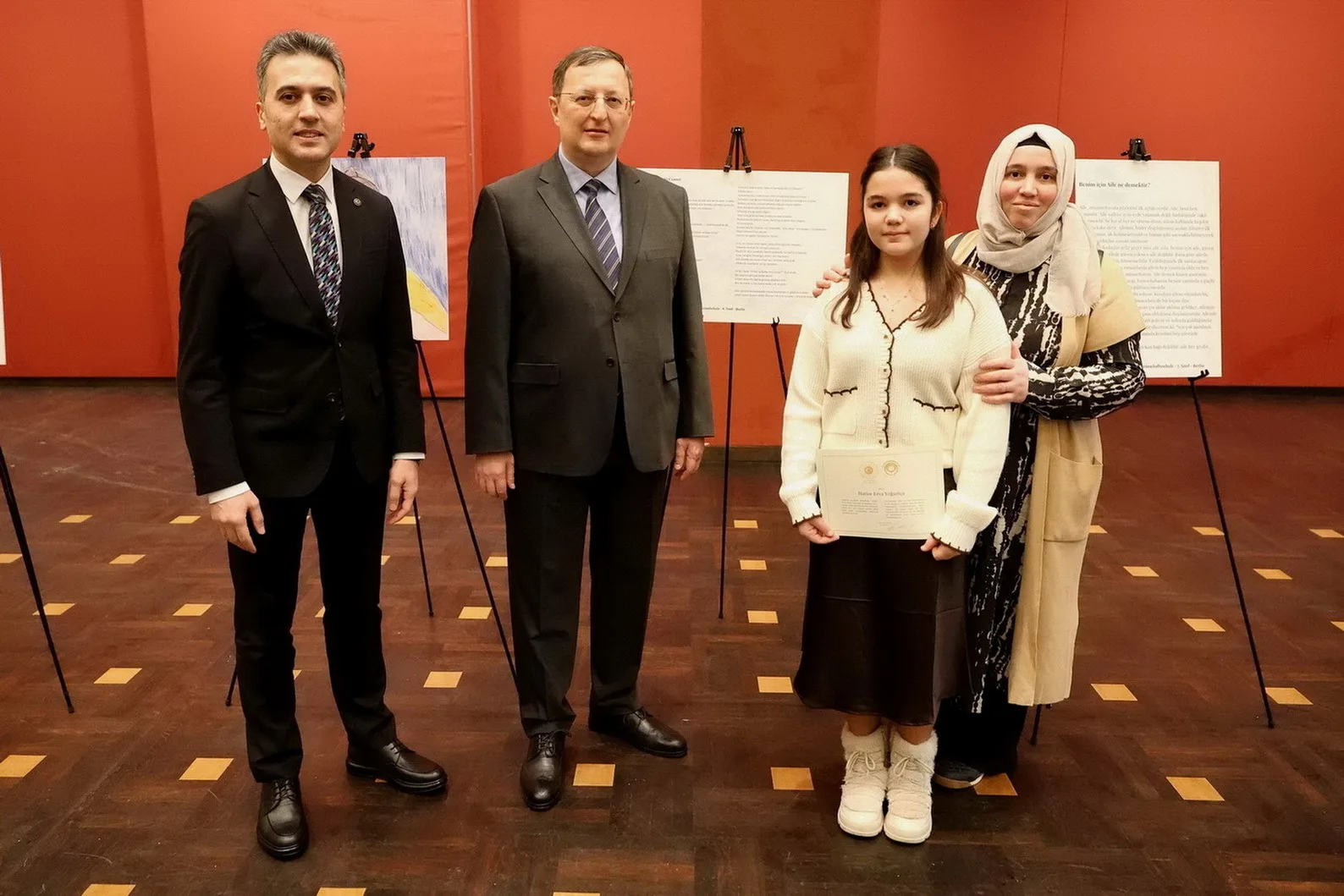 Büyükelçi Turan`dan başarılı öğrencilere ödül
