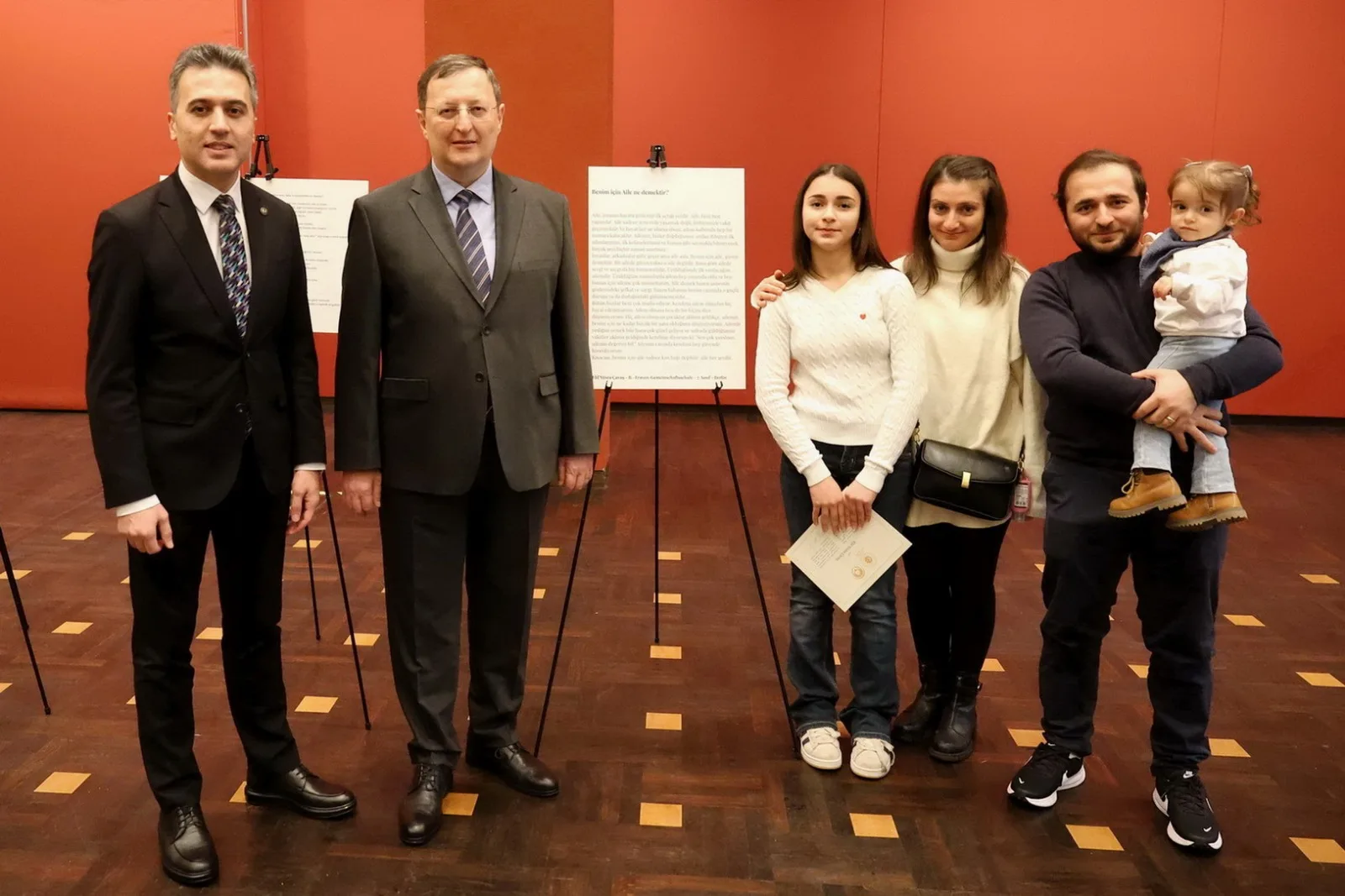 Büyükelçi Turan`dan başarılı öğrencilere ödül