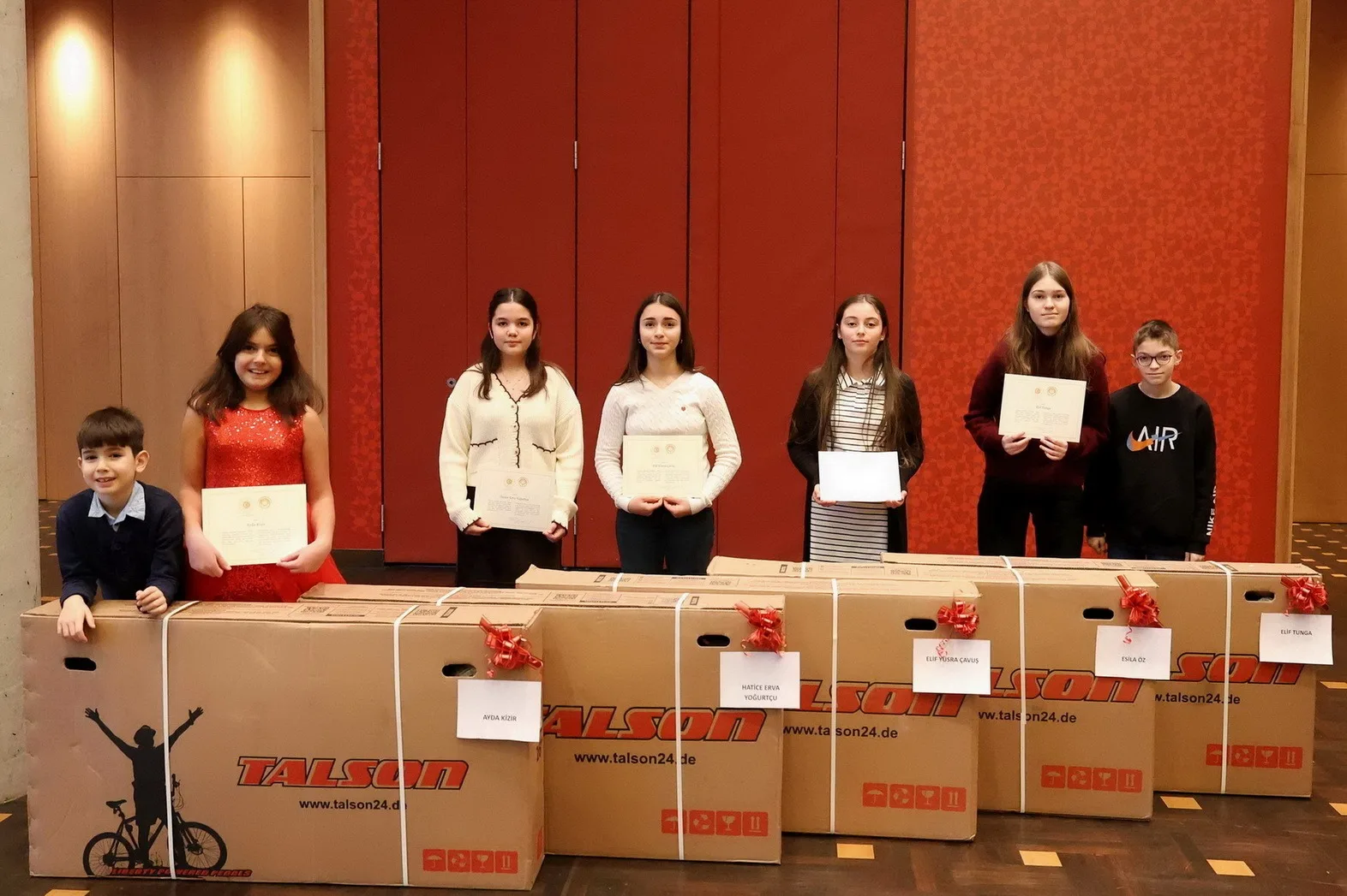 Büyükelçi Turan`dan başarılı öğrencilere ödül