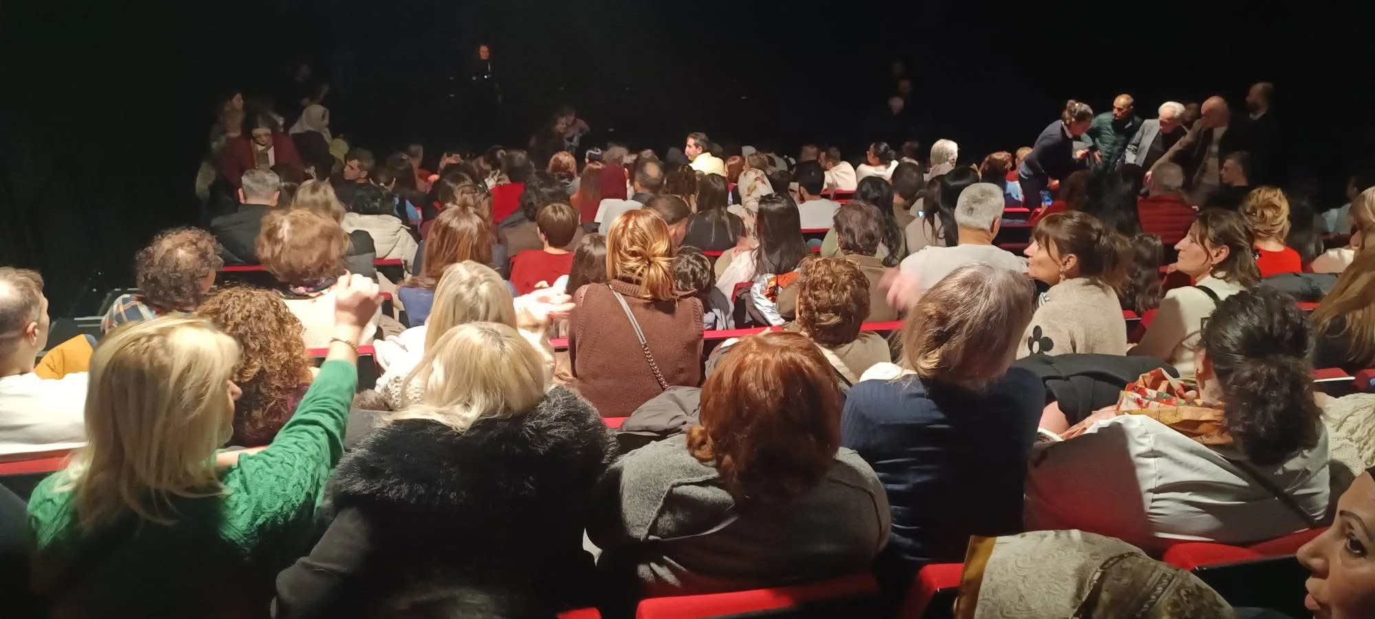 “Eyvah Zayıflıyorum!” Brüksel’de Tiyatroseverleri Gülmekten Kırdı Geçirdi