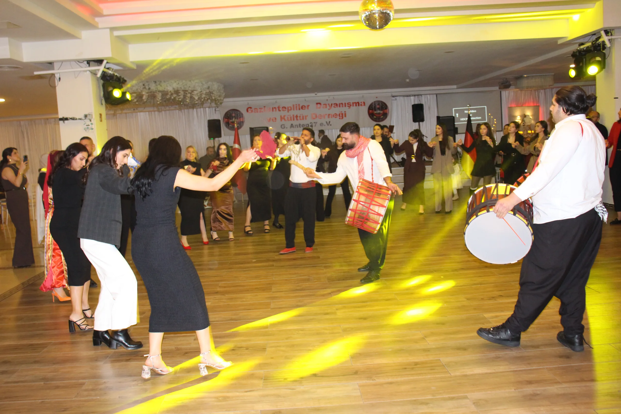 Gaziantep’in Kurtuluşunun 104. Yılı Hamburg’da Büyük Coşkuyla Kutlandı