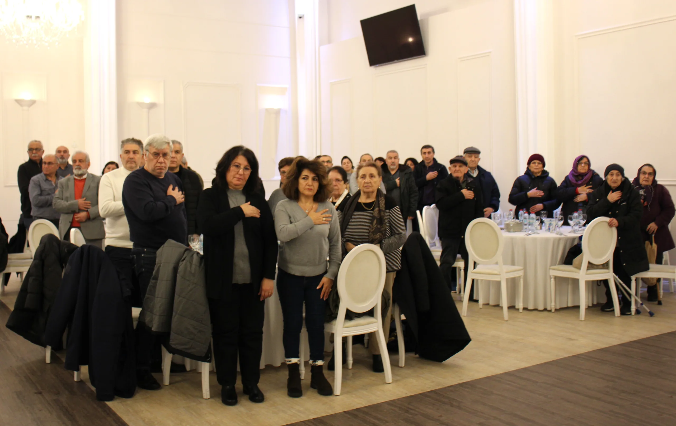 GÜZİDE KARA ANA’YA HAMBURG’DA 40 ERKÂNI: CANLAR HELALLİKLE UĞURLADI