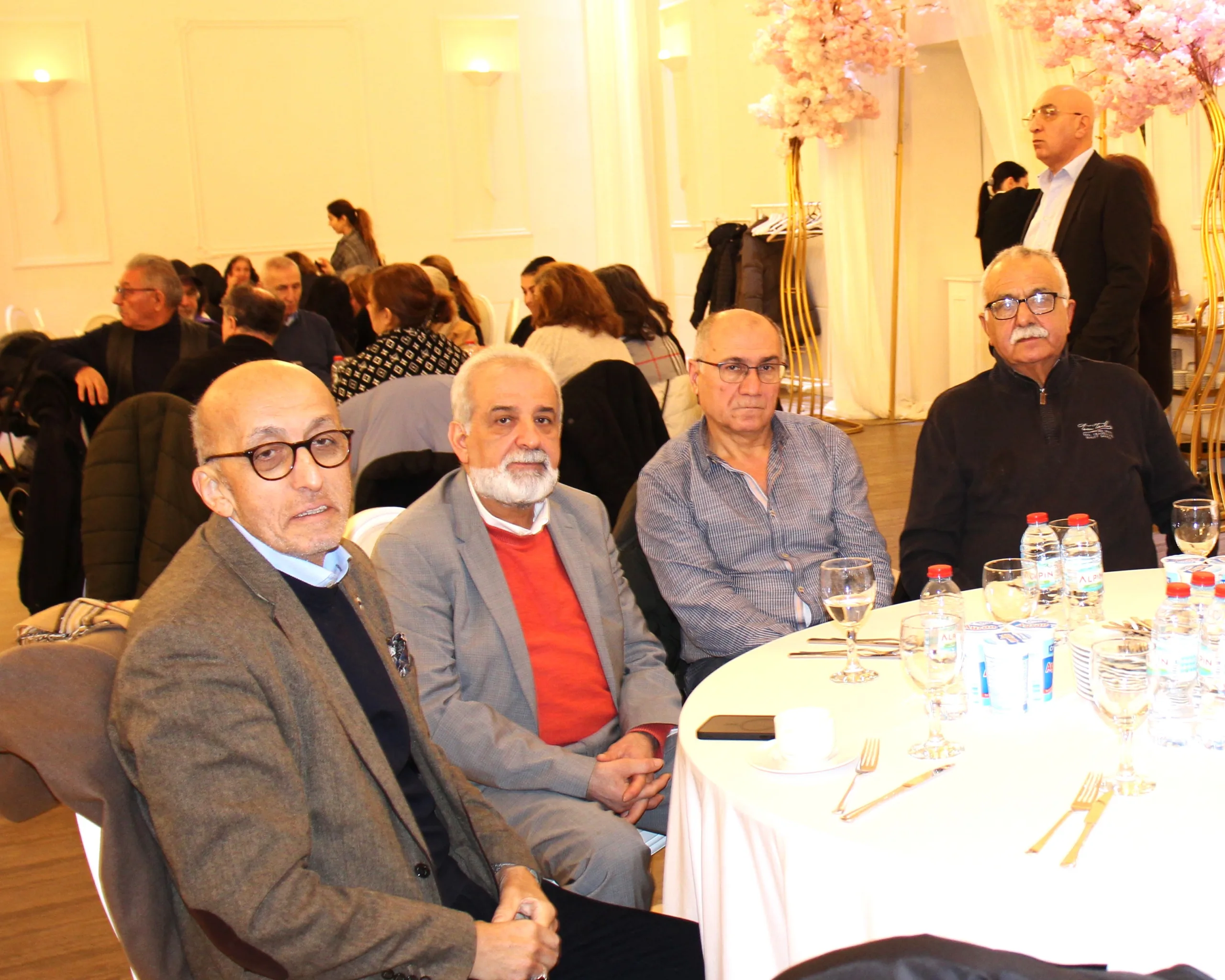GÜZİDE KARA ANA’YA HAMBURG’DA 40 ERKÂNI: CANLAR HELALLİKLE UĞURLADI