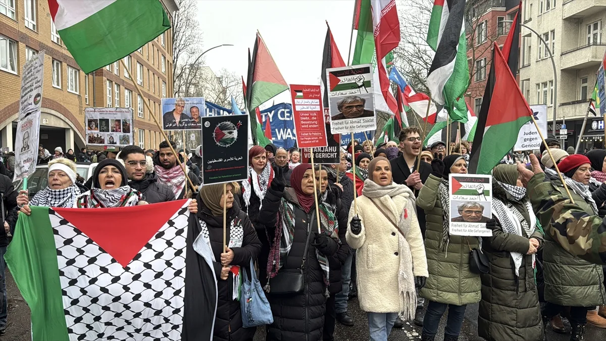 Berlin'de “Soykırımı durdurun” sloganıyla Filistin'e destek gösterisi düzenlendi