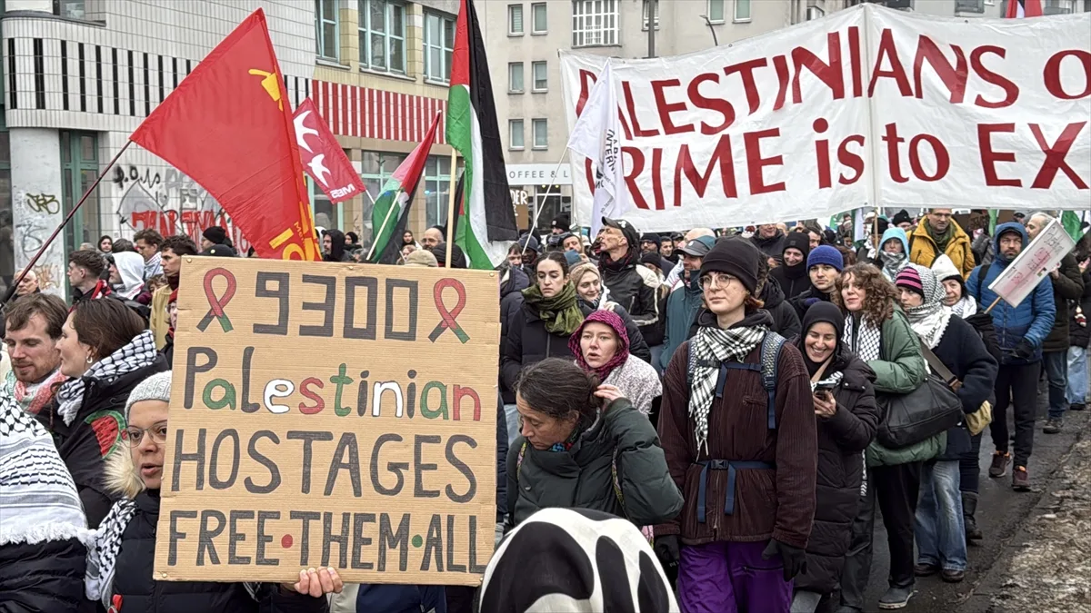 Berlin'de “Soykırımı durdurun” sloganıyla Filistin'e destek gösterisi düzenlendi