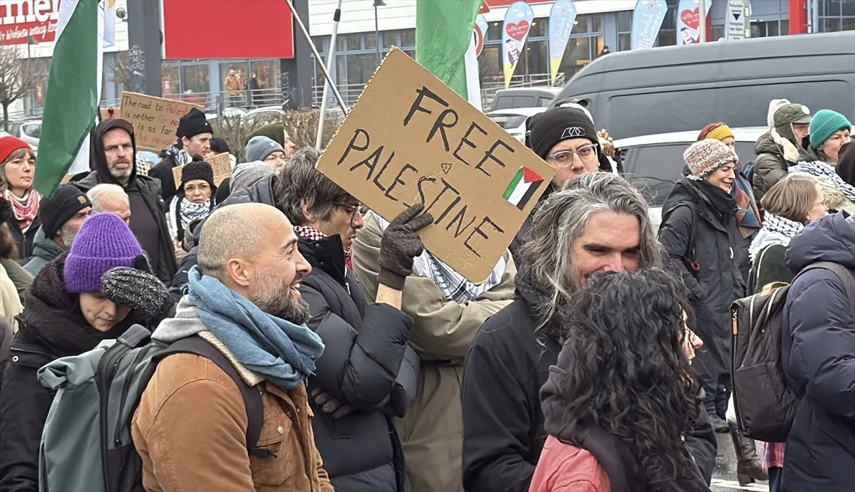 Berlin'de “Soykırımı durdurun” sloganıyla Filistin'e destek gösterisi düzenlendi