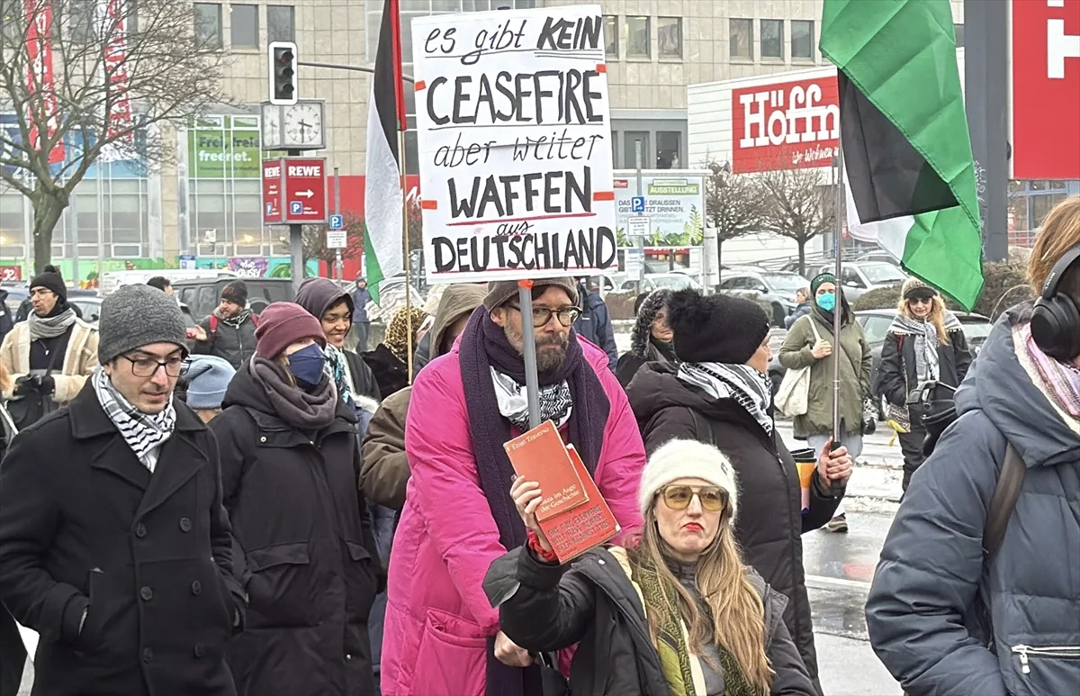 Berlin'de “Soykırımı durdurun” sloganıyla Filistin'e destek gösterisi düzenlendi
