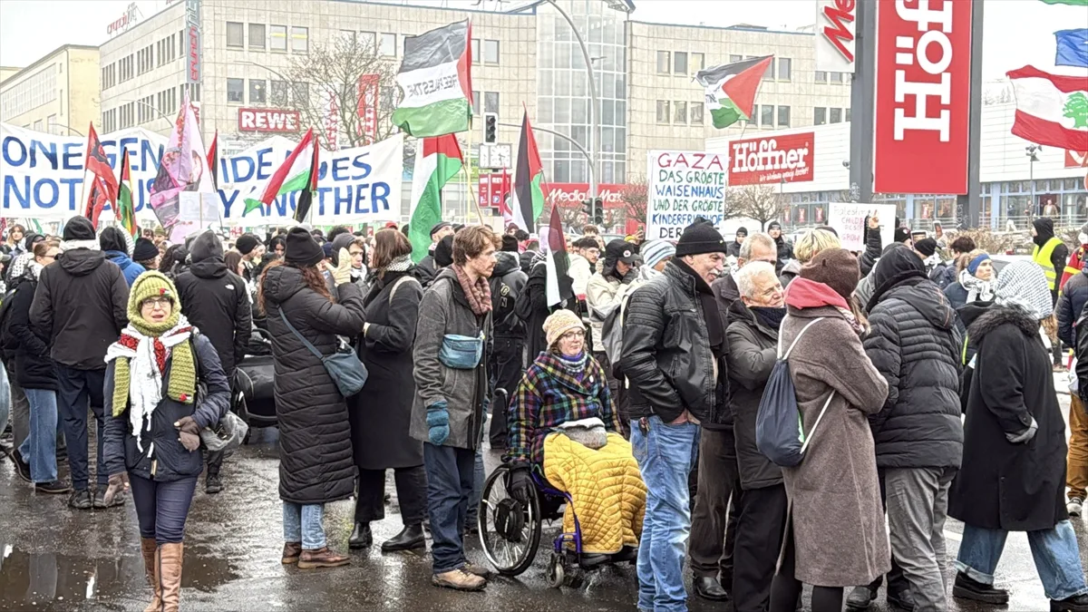 Berlin'de “Soykırımı durdurun” sloganıyla Filistin'e destek gösterisi düzenlendi