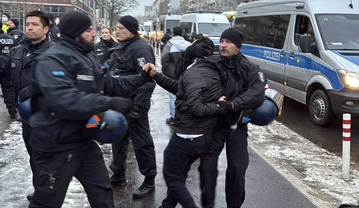 Berlin'de “Soykırımı durdurun” sloganıyla Filistin'e destek gösterisi düzenlendi