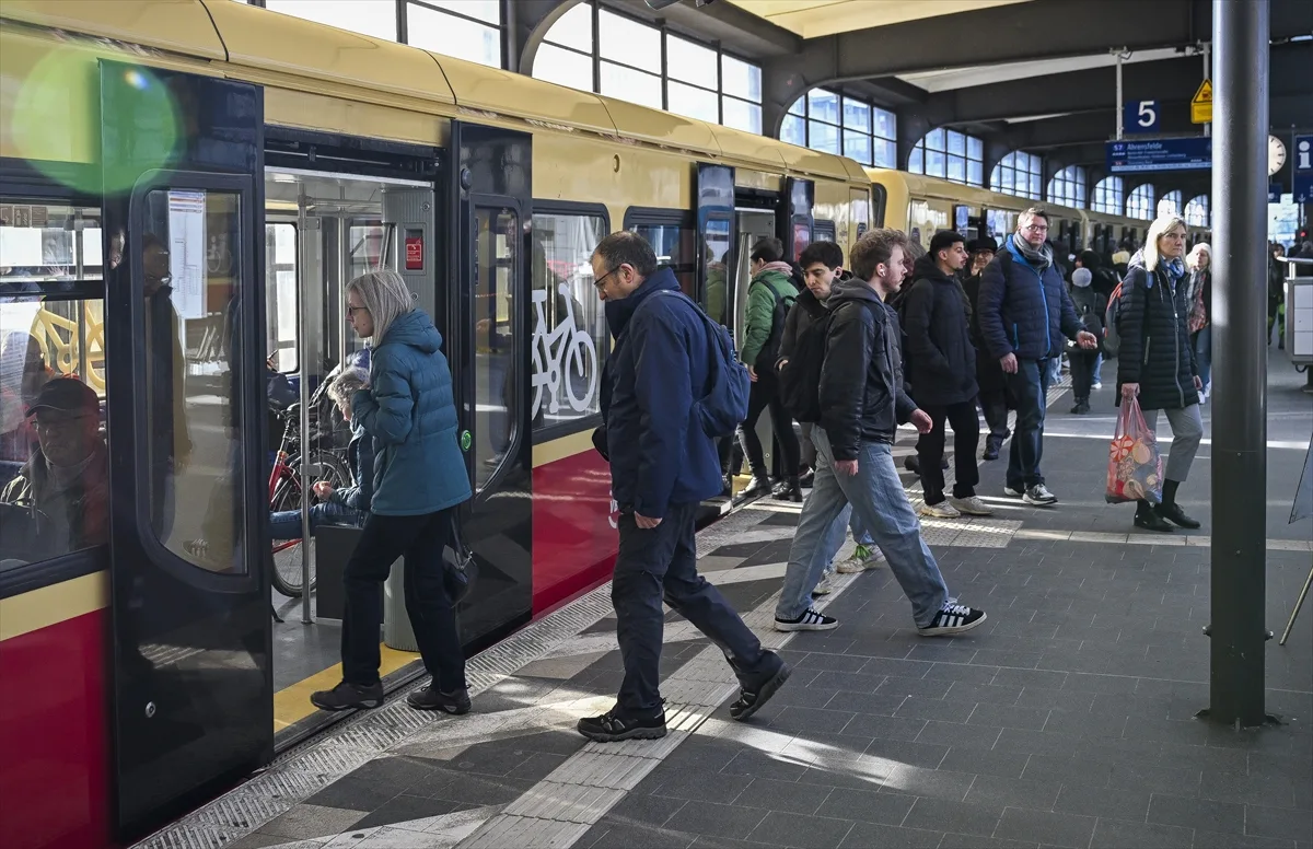 Almanya'da grev dalgası toplu ulaşımı felç etti