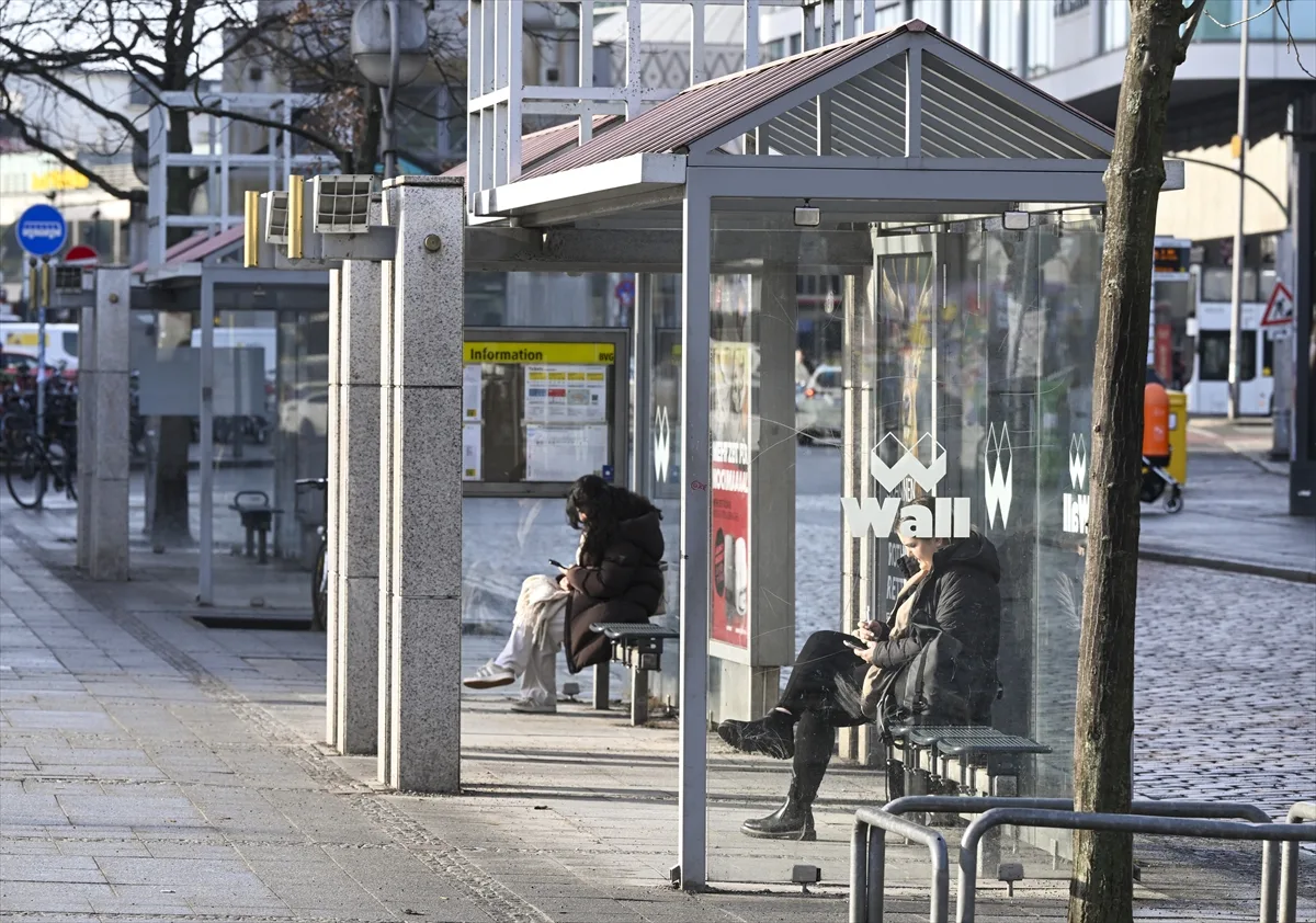 Almanya'da grev dalgası toplu ulaşımı felç etti