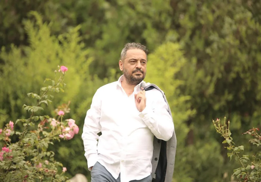 AYZER BÜYÜKER’DEN DUYGULARA DOKUNAN YENİ MAKSİ SINGLE: “MAZİ” TÜM DÜNYADA YAYINDA