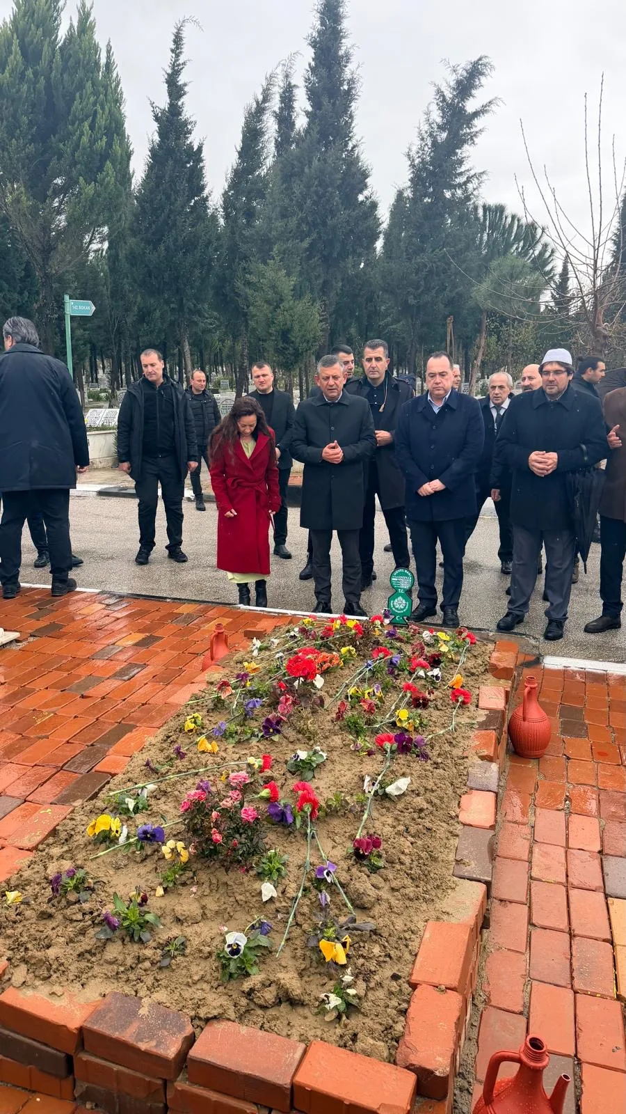 Özgür Özel’den, Hünkar Gültekin’in kabrine ziyaret