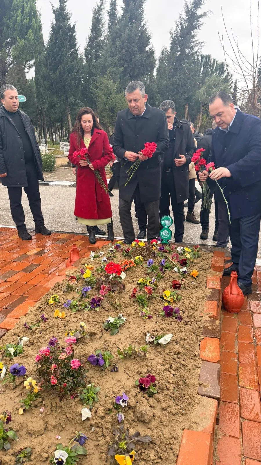 Özgür Özel’den, Hünkar Gültekin’in kabrine ziyaret