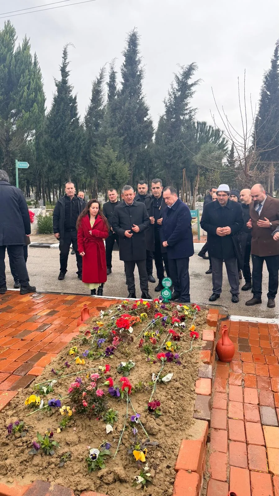 Özgür Özel’den, Hünkar Gültekin’in kabrine ziyaret