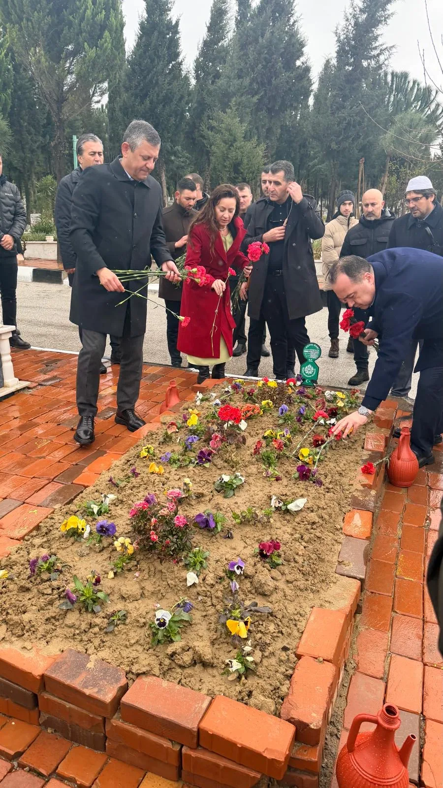 Özgür Özel’den, Hünkar Gültekin’in kabrine ziyaret