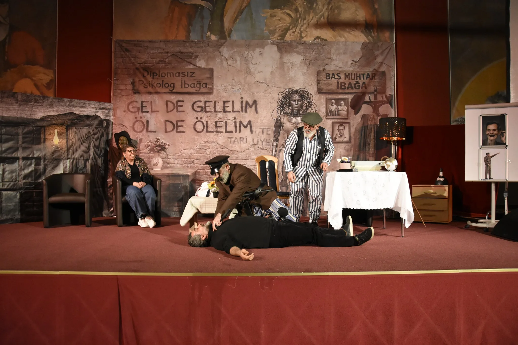 ‘Diplomasız Psikolog’ Oyunu Cemevi’nde İzleyici ile Buluştu