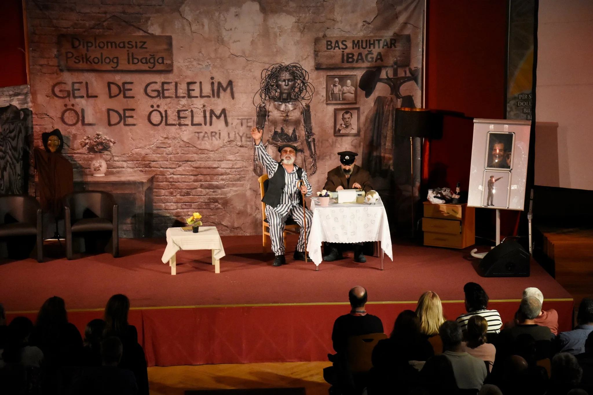 ‘Diplomasız Psikolog’ Oyunu Cemevi’nde İzleyici ile Buluştu