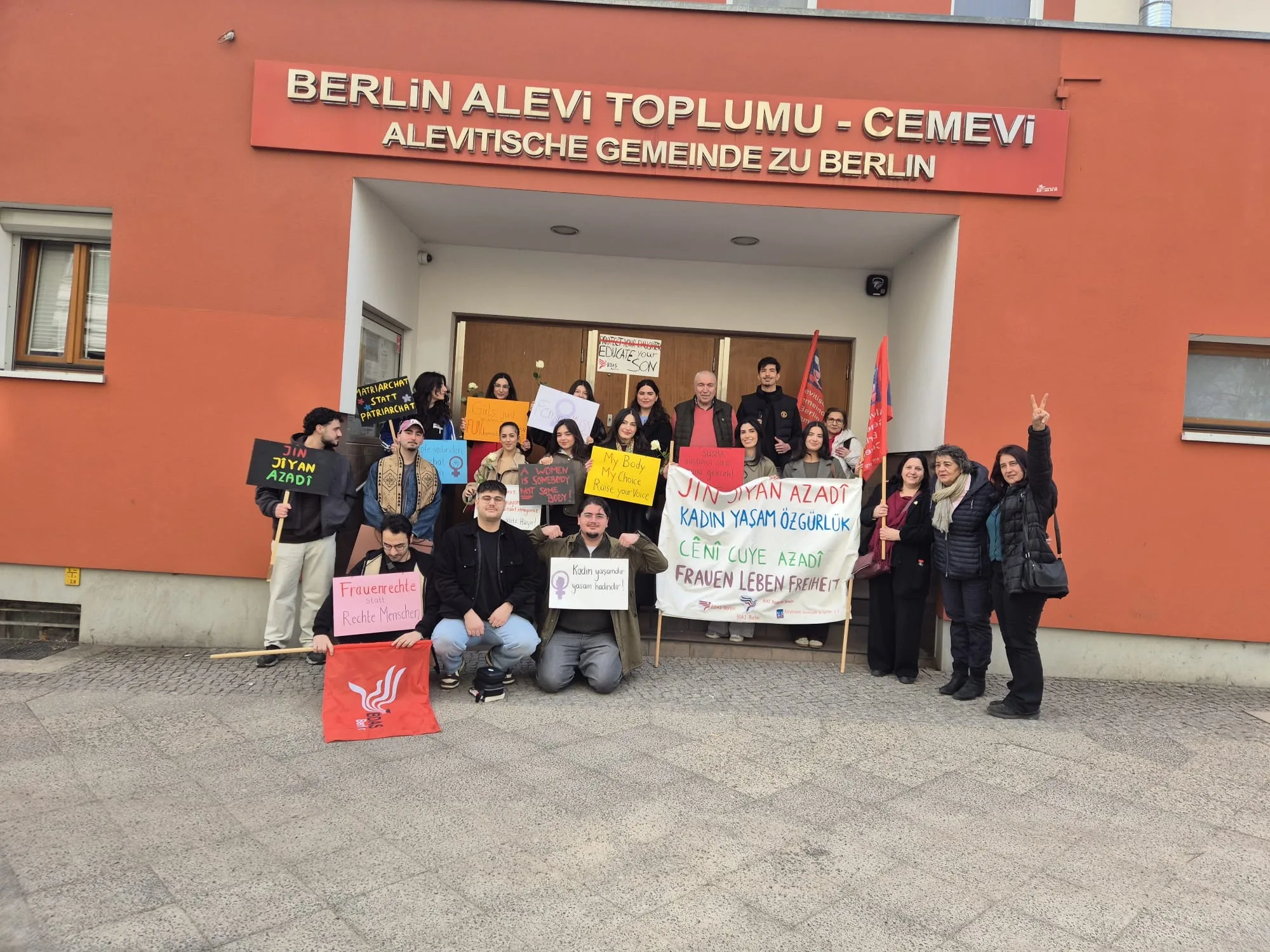 Berlin’de Kadınlar 8 Mart’ta BAT Cemevi’nde Buluştu