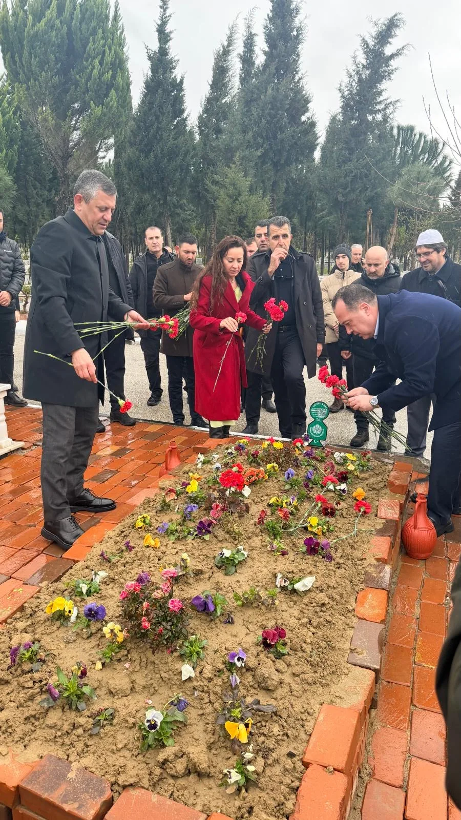Özgür Özel’den, Hünkar Gültekin’in kabrine ziyaret