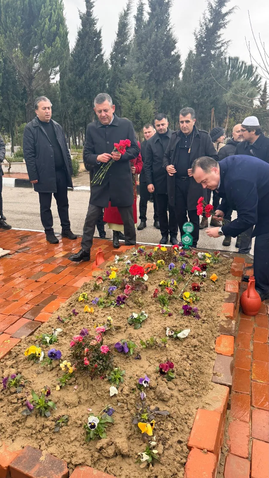 Özgür Özel’den, Hünkar Gültekin’in kabrine ziyaret
