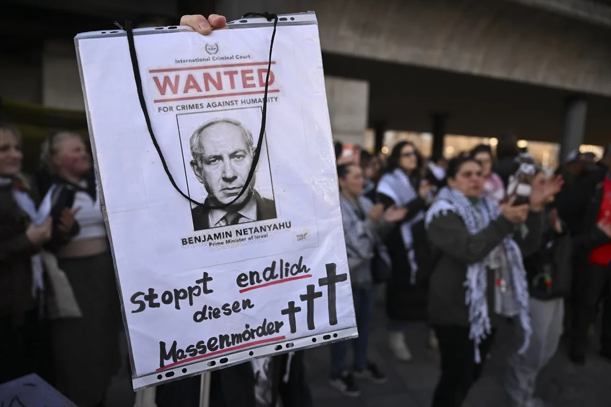 Netanyahu’nun uçağının Berlin’de koruma altına alınması protesto edildi