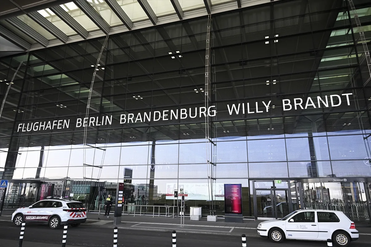 Berlin Havalimanı'nda grev nedeniyle 57 bin yolcu mağdur oldu