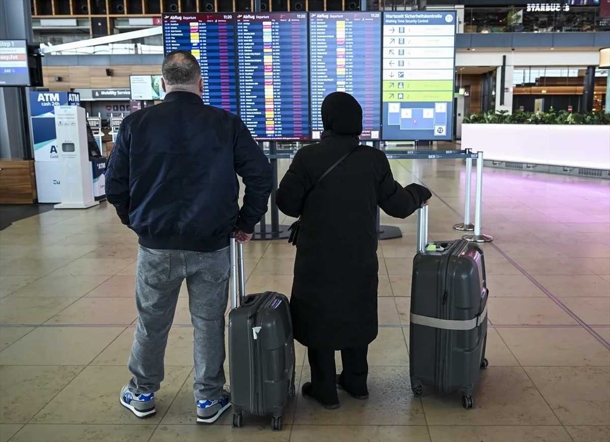 Berlin Havalimanı'nda grev nedeniyle 57 bin yolcu mağdur oldu