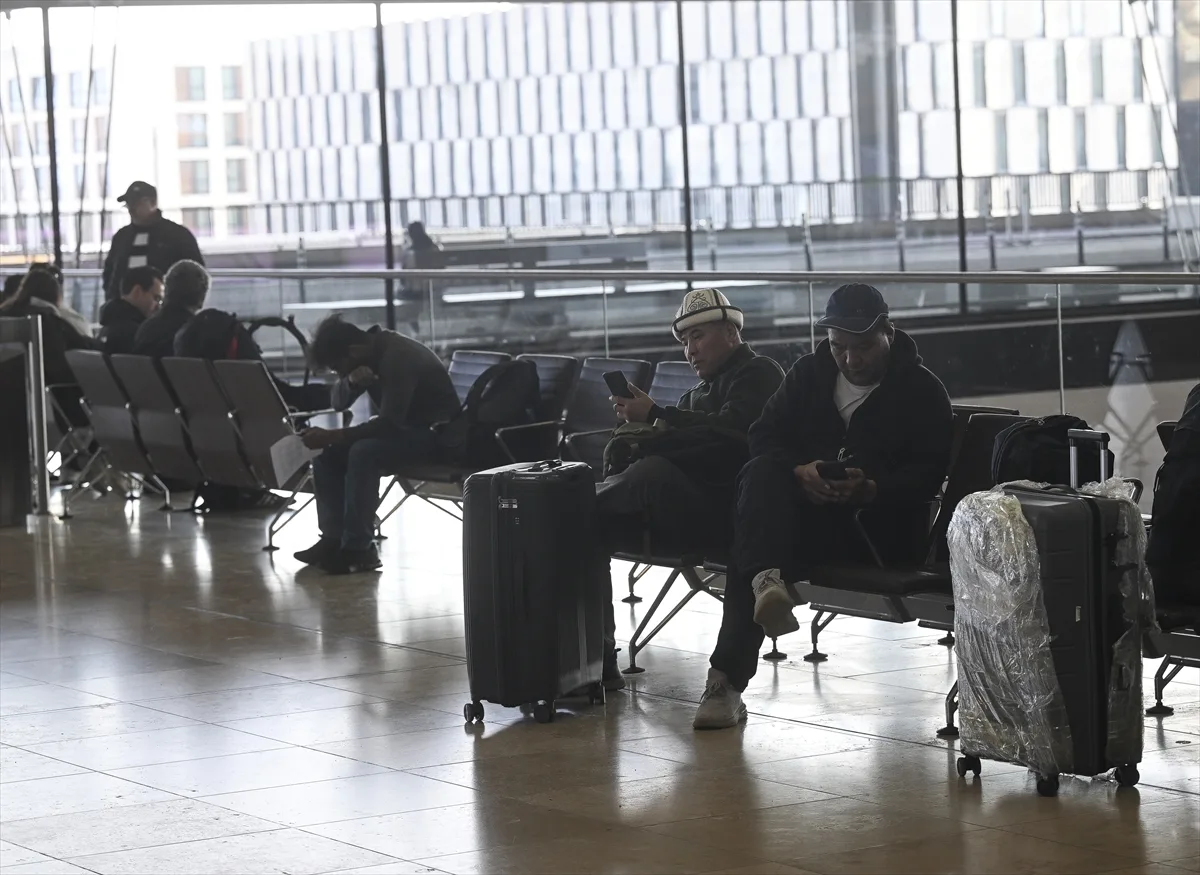 Berlin Havalimanı'nda grev nedeniyle 57 bin yolcu mağdur oldu