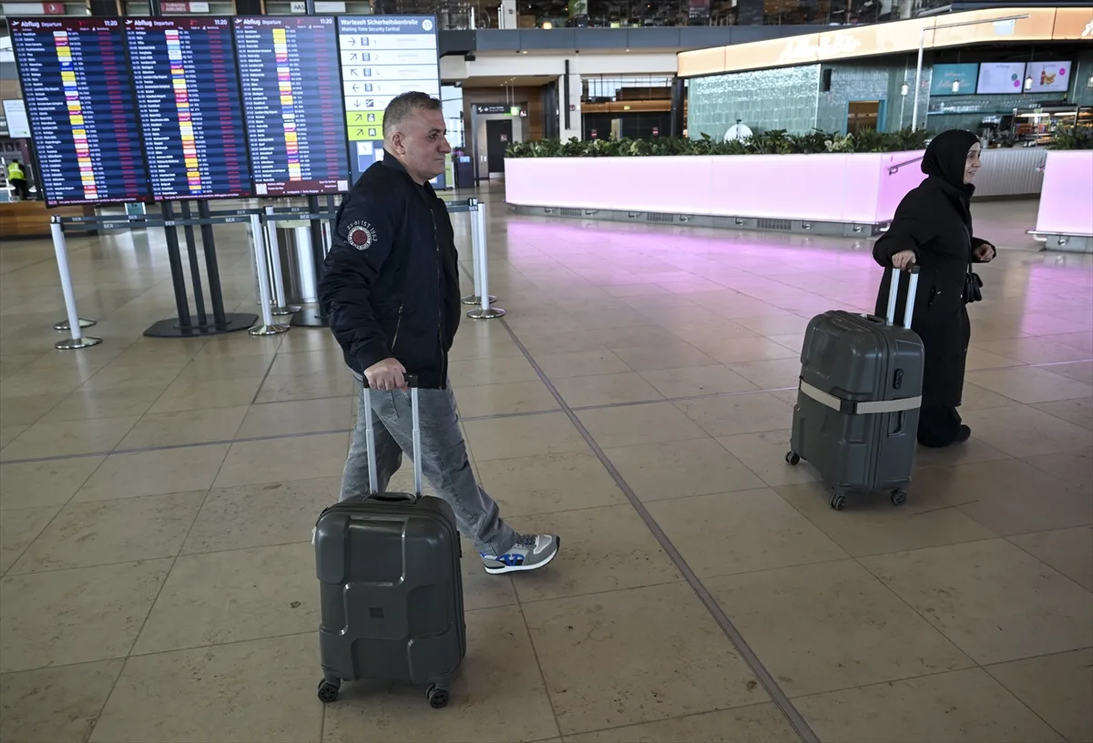Berlin Havalimanı'nda grev nedeniyle 57 bin yolcu mağdur oldu