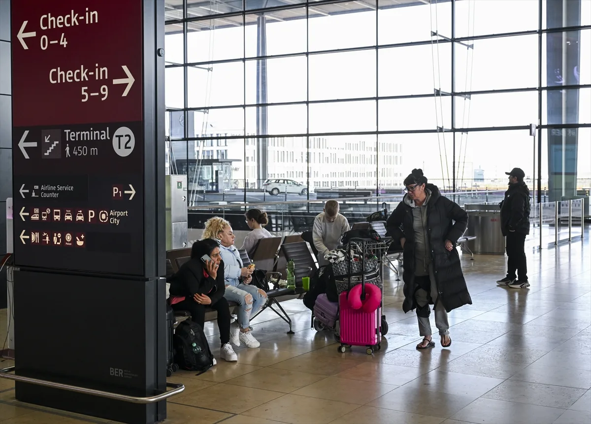 Berlin Havalimanı'nda grev nedeniyle 57 bin yolcu mağdur oldu
