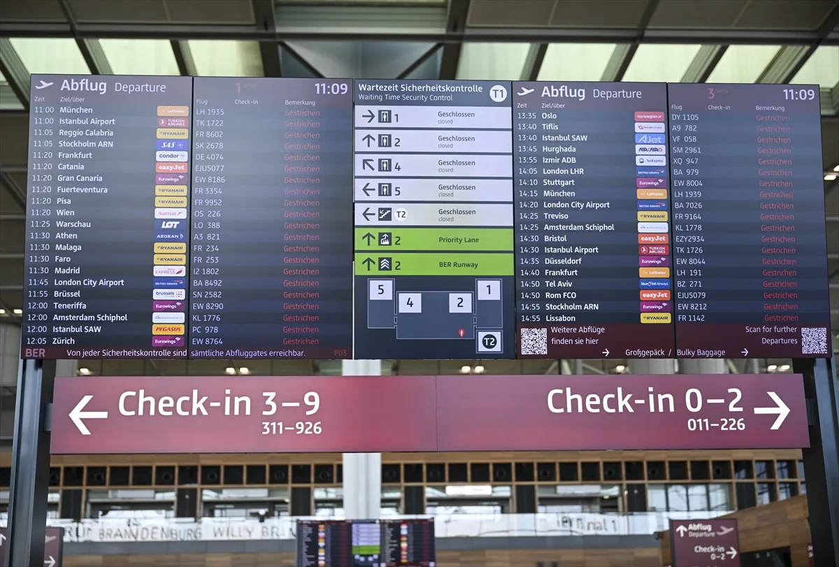 Berlin Havalimanı'nda grev nedeniyle 57 bin yolcu mağdur oldu