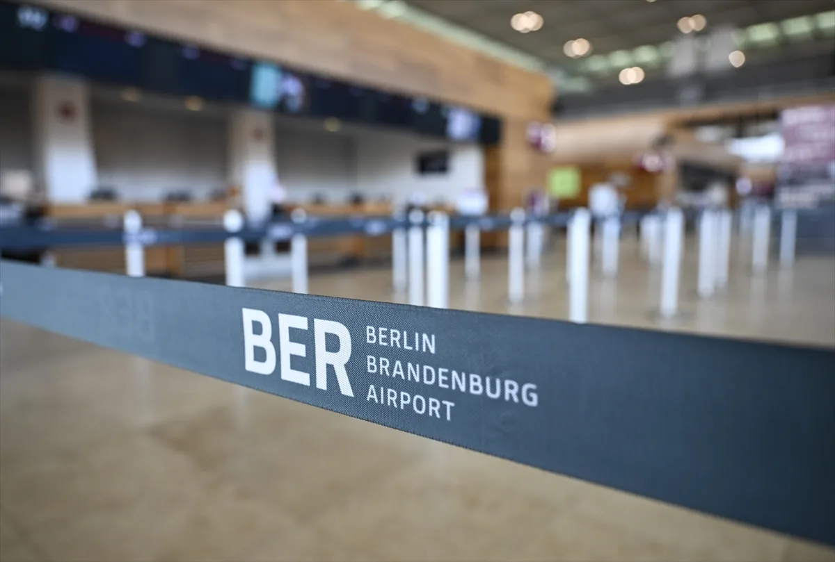 Berlin Havalimanı'nda grev nedeniyle 57 bin yolcu mağdur oldu