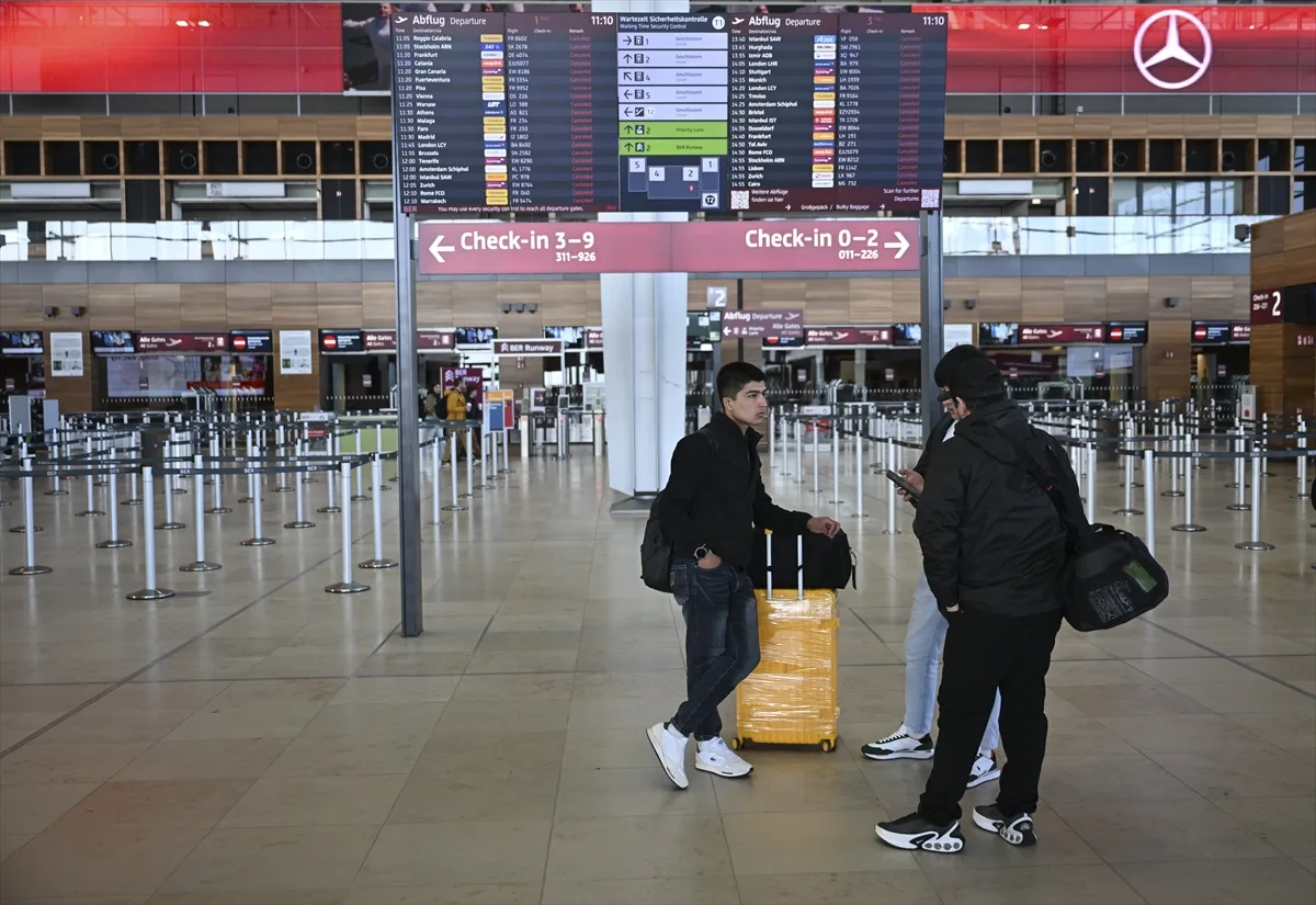 Berlin Havalimanı'nda grev nedeniyle 57 bin yolcu mağdur oldu