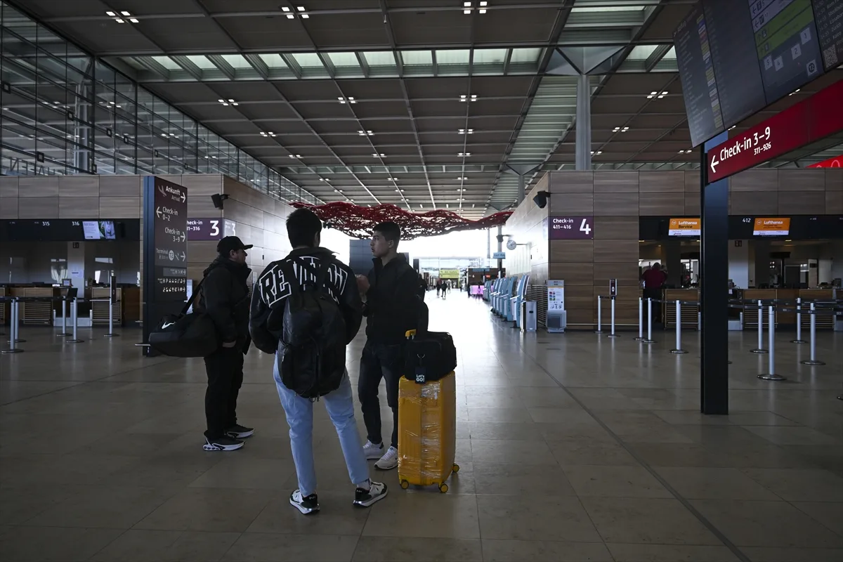 Berlin Havalimanı'nda grev nedeniyle 57 bin yolcu mağdur oldu