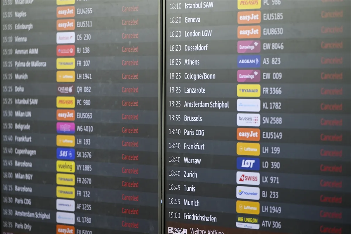 Berlin Havalimanı'nda grev nedeniyle 57 bin yolcu mağdur oldu