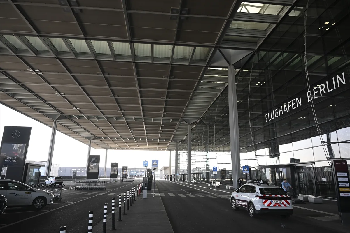 Berlin Havalimanı'nda grev nedeniyle 57 bin yolcu mağdur oldu